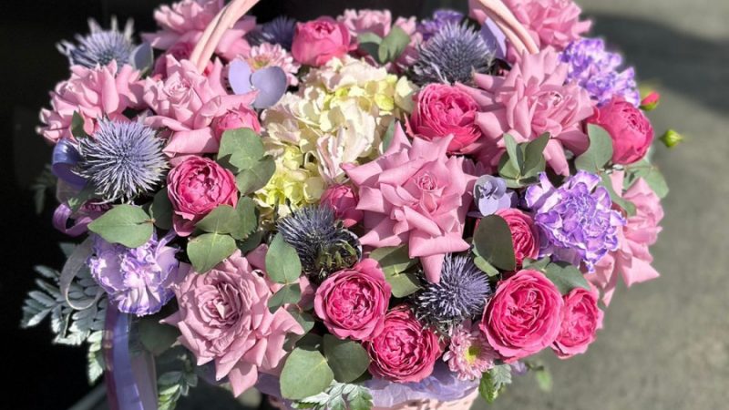 Цветущие красавицы: радость цветов в корзинах